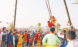 Quan Sat Mot Buc Anh Ve Tro Choi Du Trong Hoi Lang Ke Lai Quang Canh Va Hoat Dong Cua Nhung Nguoi Tham Gia Tro Choi Ay