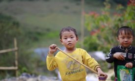 Trinh Bay Suy Nghi Ve Nhung Tam Bien Quy Khach Khong Cho Tre Em Tien Banh Keo Tre Em Se Bo Hoc Di Xin Tien Banh Keo